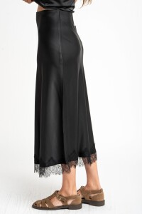 Falda Midi Satinada Negro
