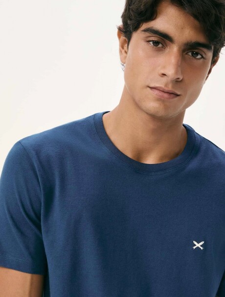 CAMISETA BÁSICA WORLD CON BORDADO AZUL