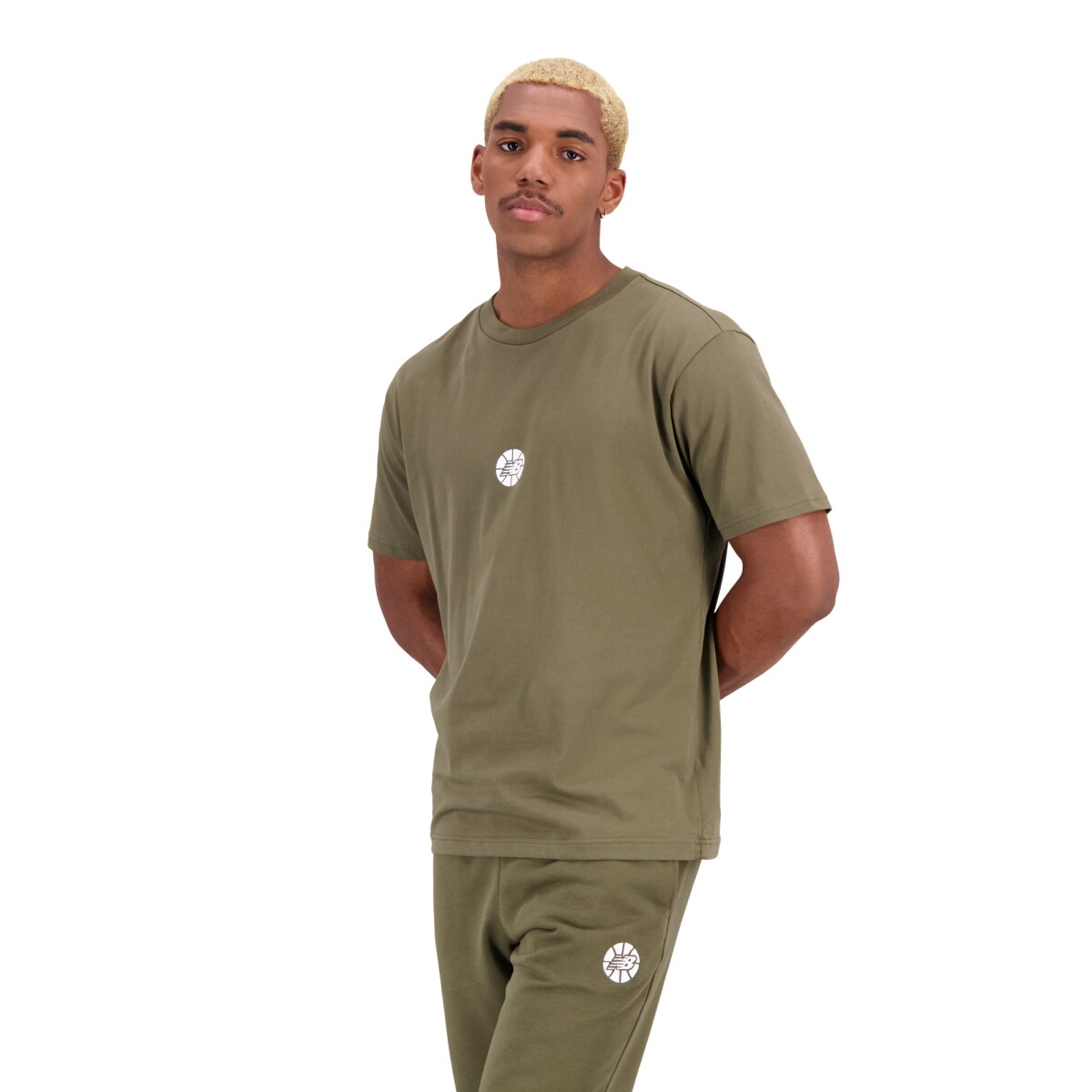 Remera New Balance de Hombre - Hoops Essentials - MT23582DMO - GREEN 