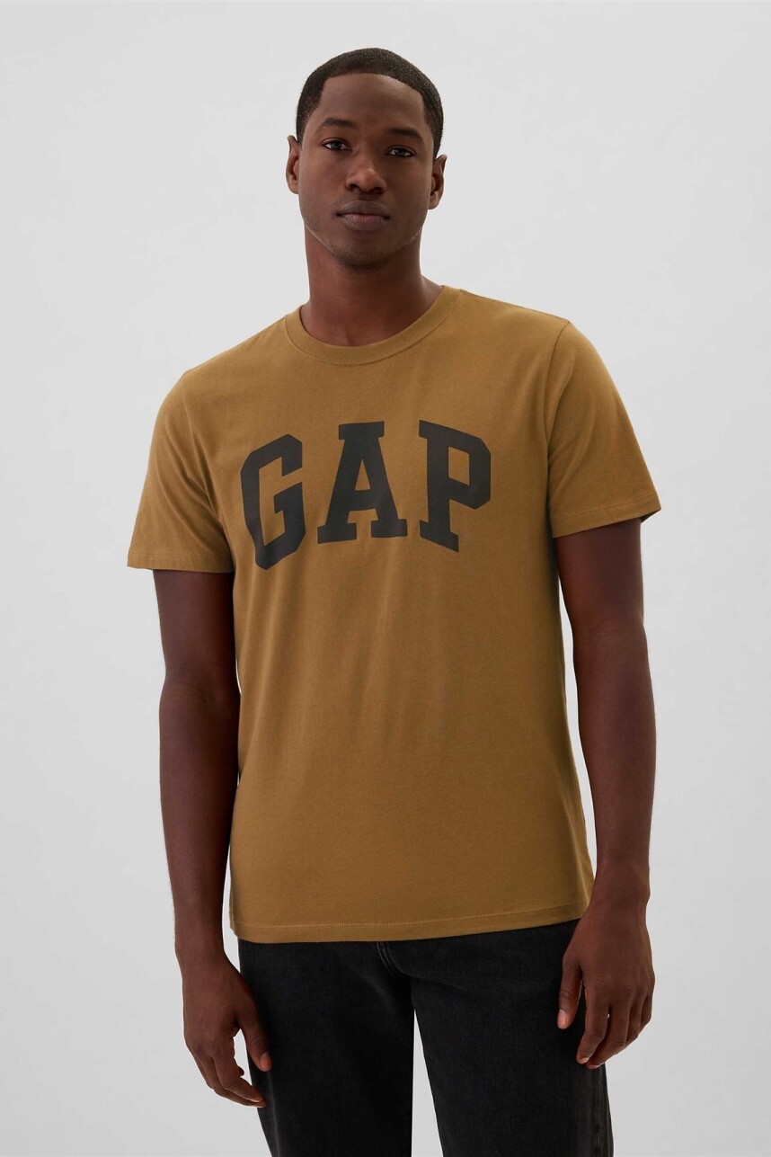 Remera Logo Gap Hombre Palomino Brown Global