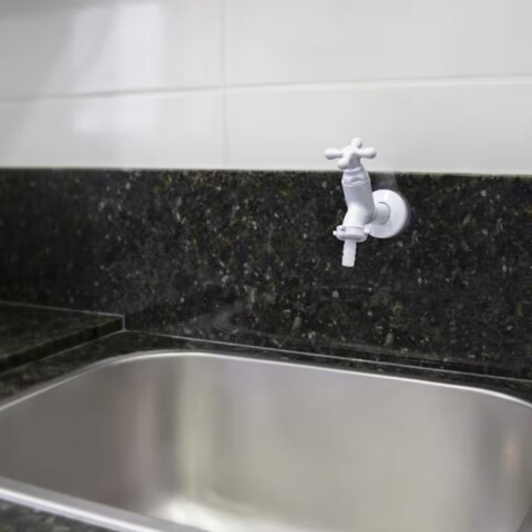 Canilla de pared corta con pico Marujá 10 cm blanca Canilla De Pared Corta Con Pico Marujá 10 Cm Blanca