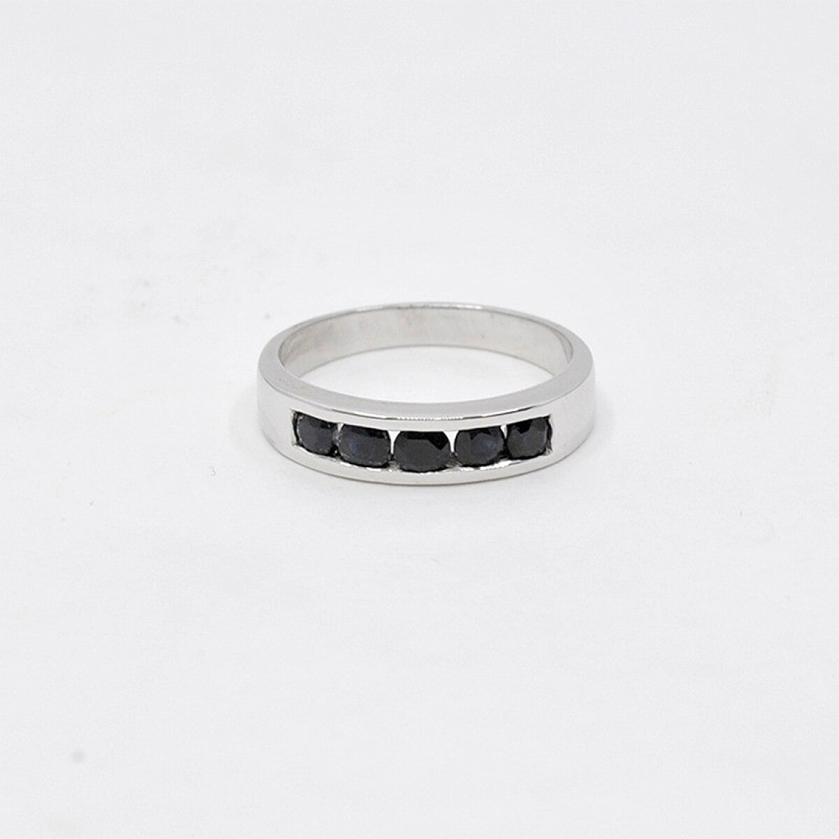Anillo En Oro Blanco 18K Y Zafiros Redondos 