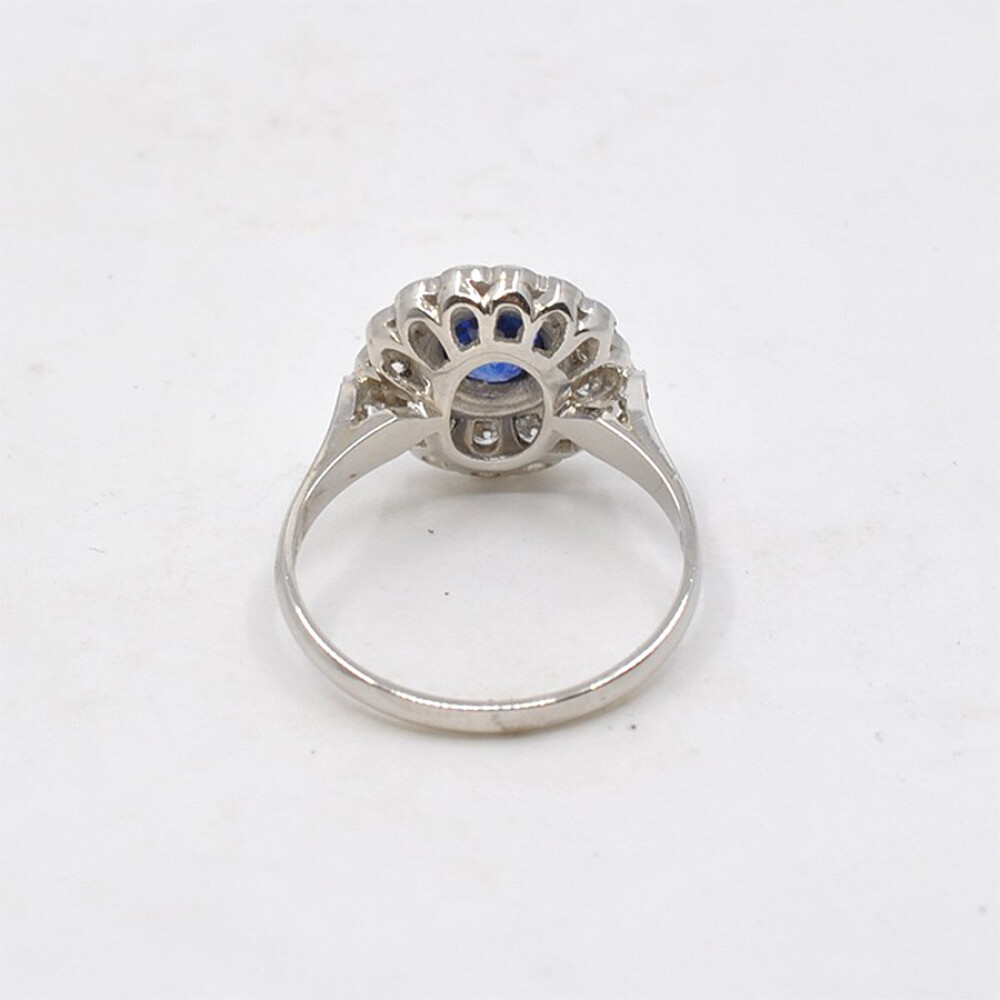 Anillo En Platino, Zafiro Redondo Y Brillantes Anillo En Platino, Zafiro Redondo Y Brillantes