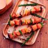 Combo Picada Provolonera de Cerámica 6 Pinchos para Brochetas y Tabla en Cedro Combo Picada Provolonera de Cerámica 6 Pinchos para Brochetas y Tabla en Cedro