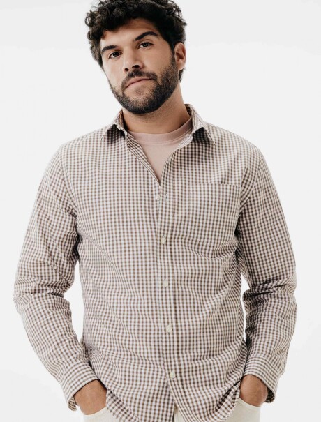 CAMISA MANGA LARGA SLIM CON ESTAMPADO MARRÓN