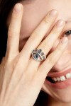 ANILLO EN ALEACIÓN DE METALES BAÑADO EN PLATA DE LEY EN FORMA DE OJO CON CRISTAL FACETADO AZUL Anillo
