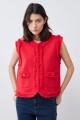 Chaleco tejido con desflecado rojo