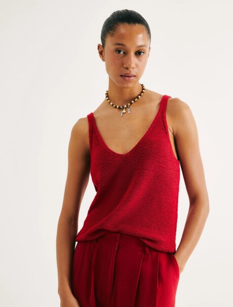 MUSCULOSA TEJIDA CON ESCOTE V ROJO