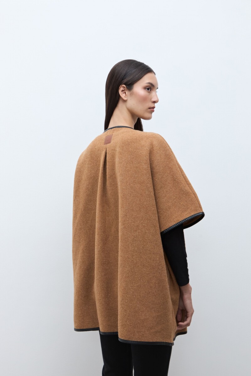 Capa con vivo en contraste y boton tostado