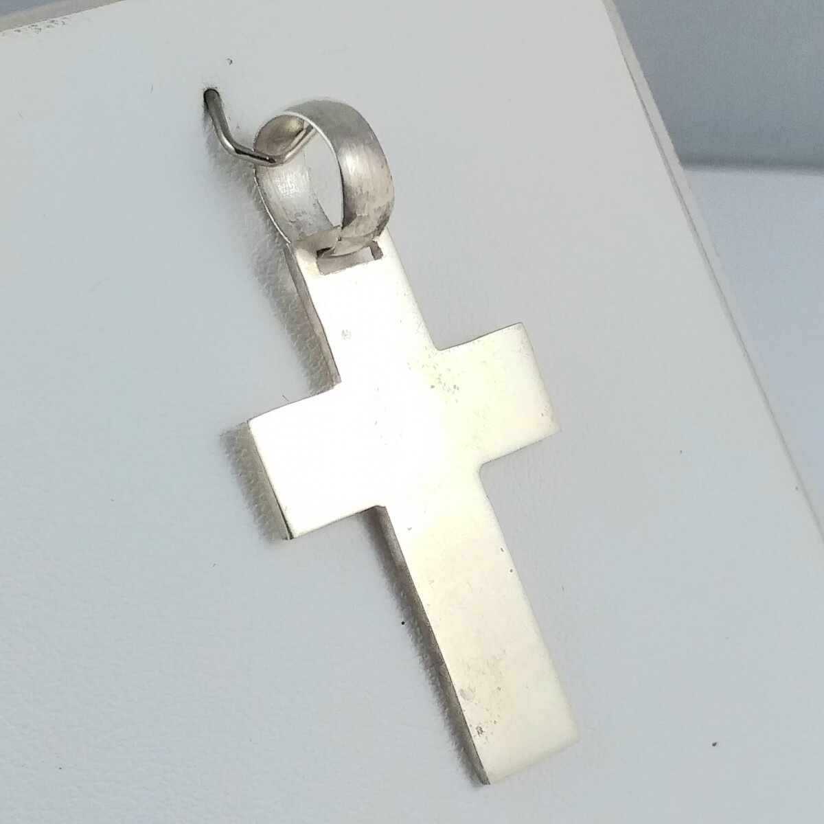 Cruz de plata 925 chata, Medidas largo 3.7 cm, ancho 2.3 cm, espesor 1.5 mm. 