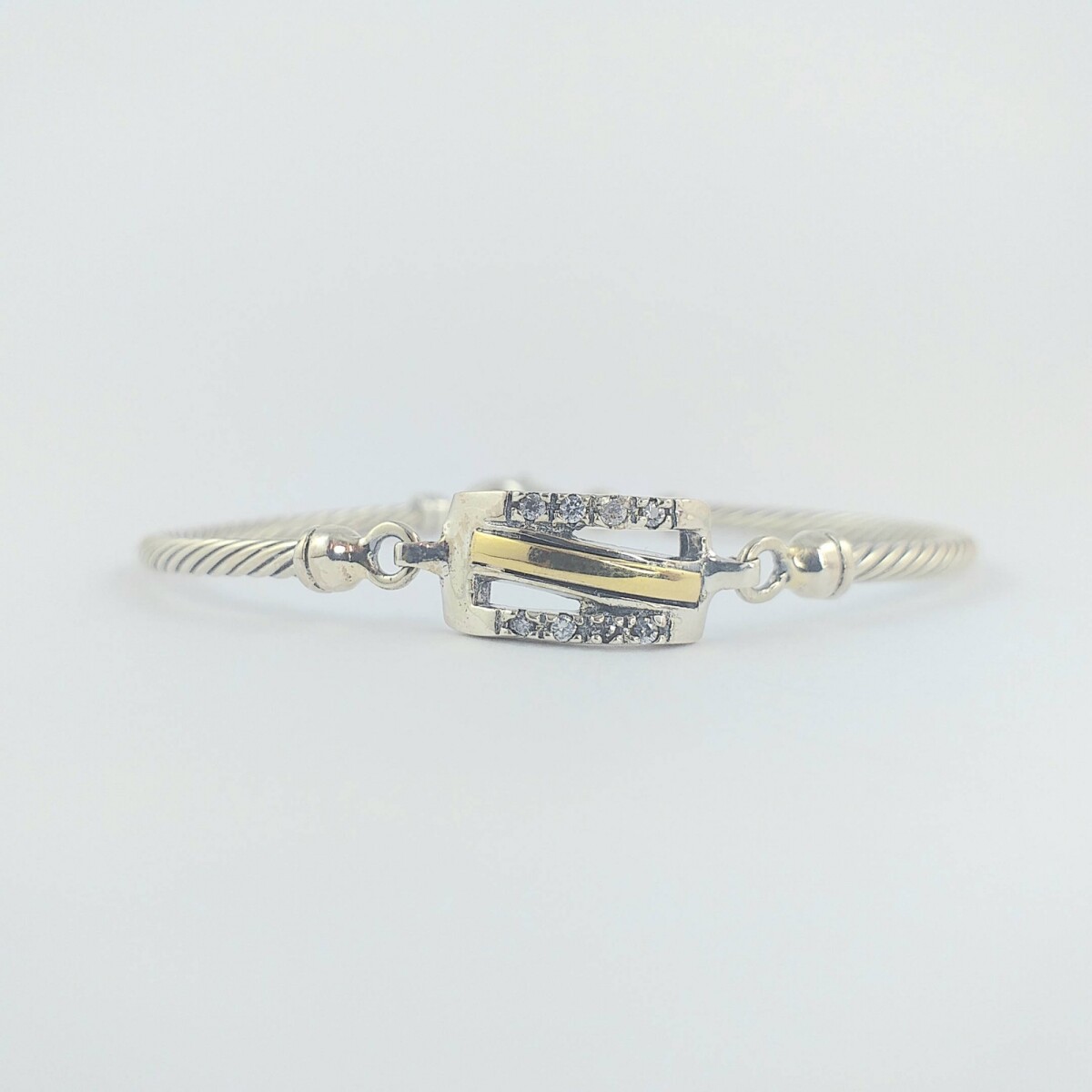 Pulsera de plata 925, alambre semirígido torzado, con aplique doublé de oro 18ktes 1.6cm*9mm y circonias, cierre mosquetón. 