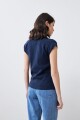 Remera canalé cuello polo azul marino