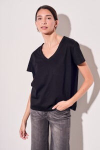 Remera Escote V Metalizado Negro