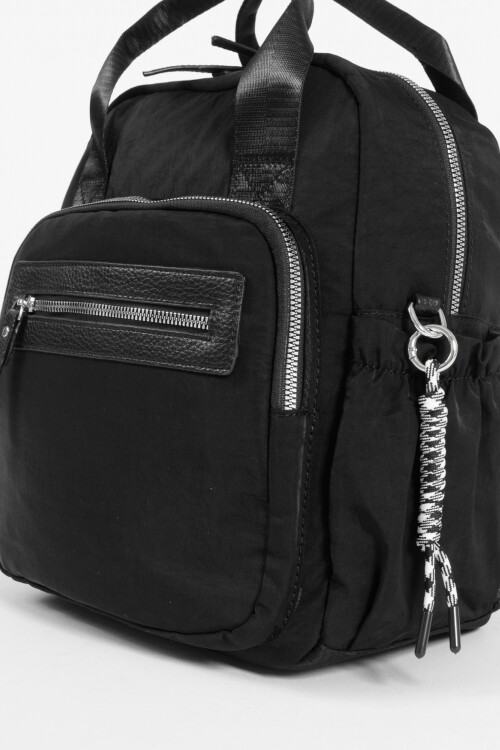 Mochila con llavero cordón negro