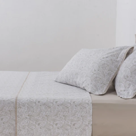 Juego Sábanas 1 Plaza Pilar Estampadas 200 Hilos 100% Algodón Paula Paisley Beige