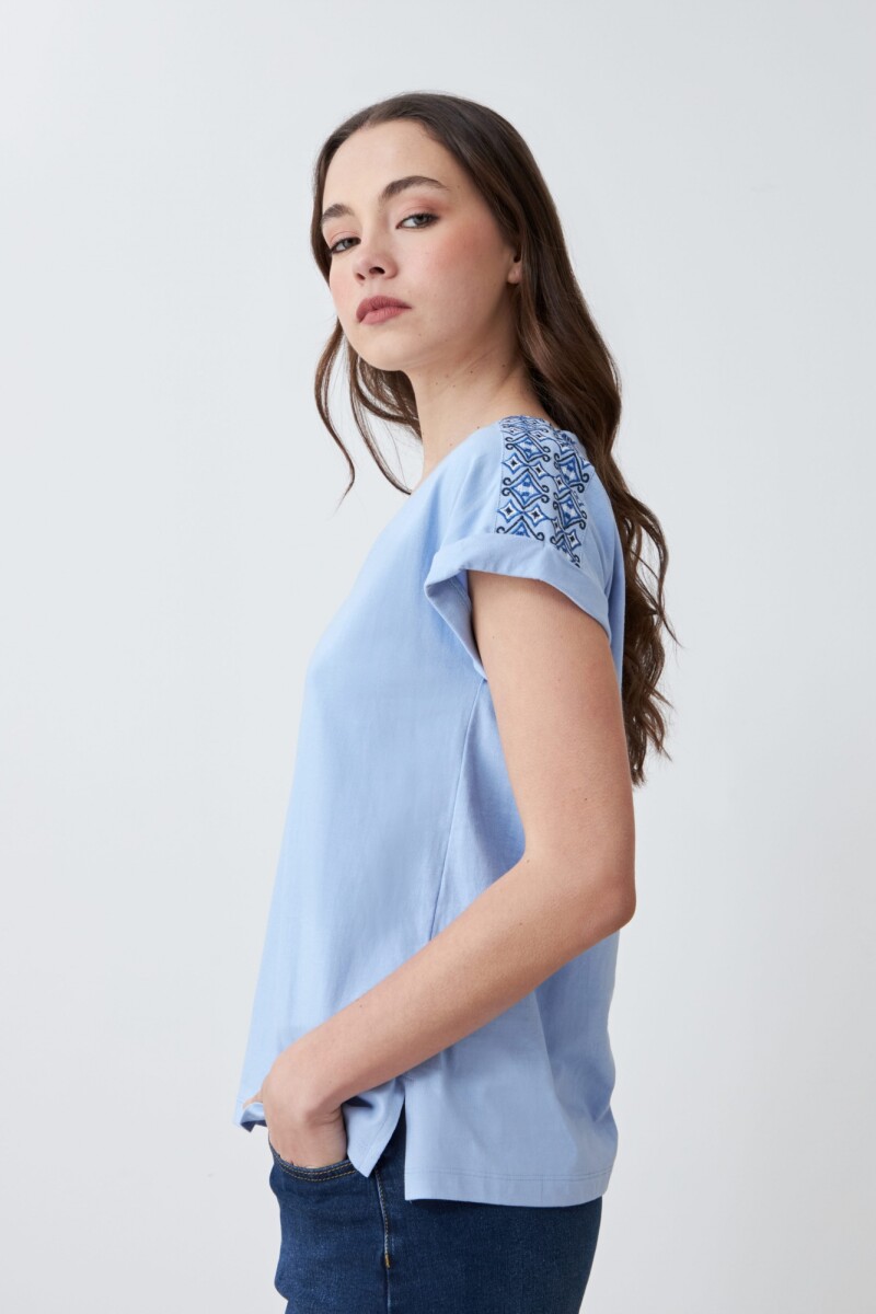 Remera con bordado en hombros celeste melange