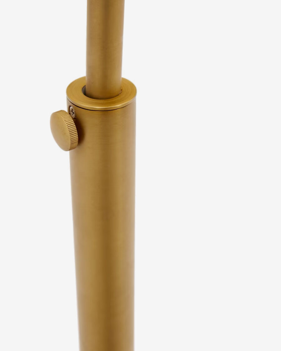 Lámpara de pie Madali de metal con acabado latón y mármol blanco Lámpara de pie Madali de metal con acabado latón y mármol blanco