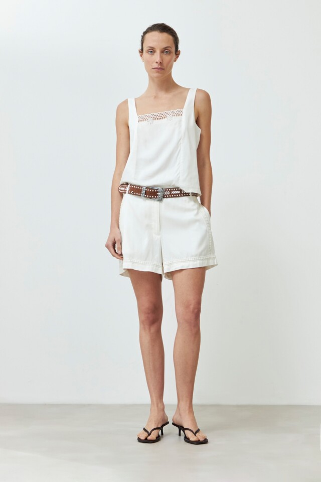 Short con detalle lateral crudo