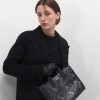 Cartera de Mano Capri En Cuero Grabado Snake Metalizado Gris