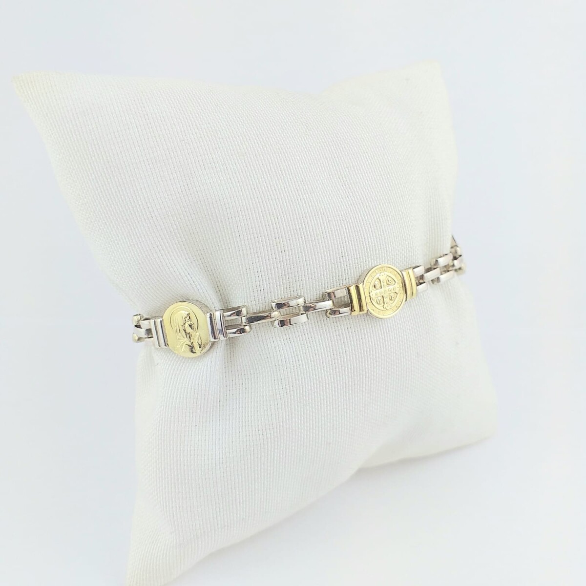 Pulsera religiosa de plata 925 con detalles de double en oro 18Kts modelo panther, Virgen Niña manto, San Benito, Ángel Rafael. 