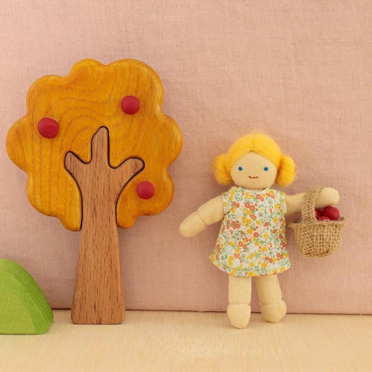 MUÑECO DE TELA DE BOLSILLO PARA NIÑOS OLLIELLA HOLDIE FOLK - GRANJERA FARMER POPPY 