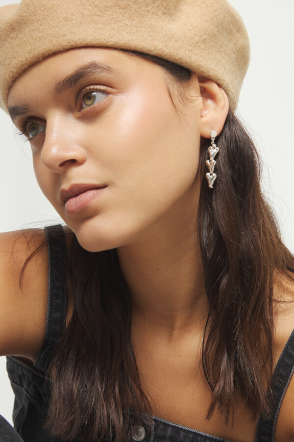 PENDIENTES LARGOS DE CORAZONES DE ALEACIÓN DE METALES BAÑADOS EN PLATA DE LEY Pendiente