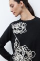 Sweater con bordado negro