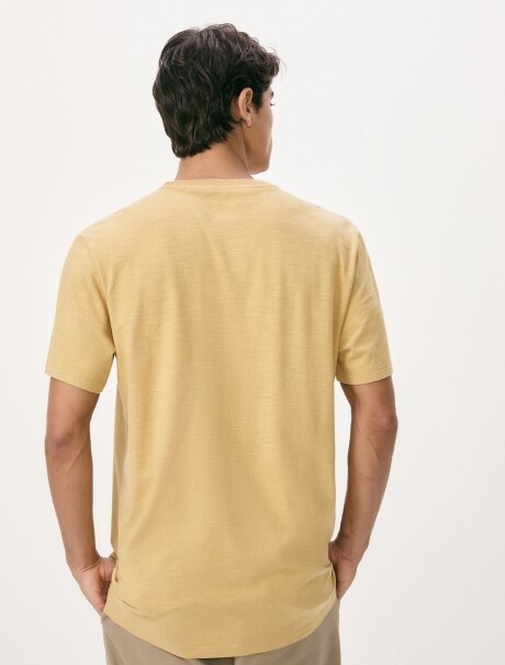 CAMISETA BÁSICA CONFORT AMARILLO