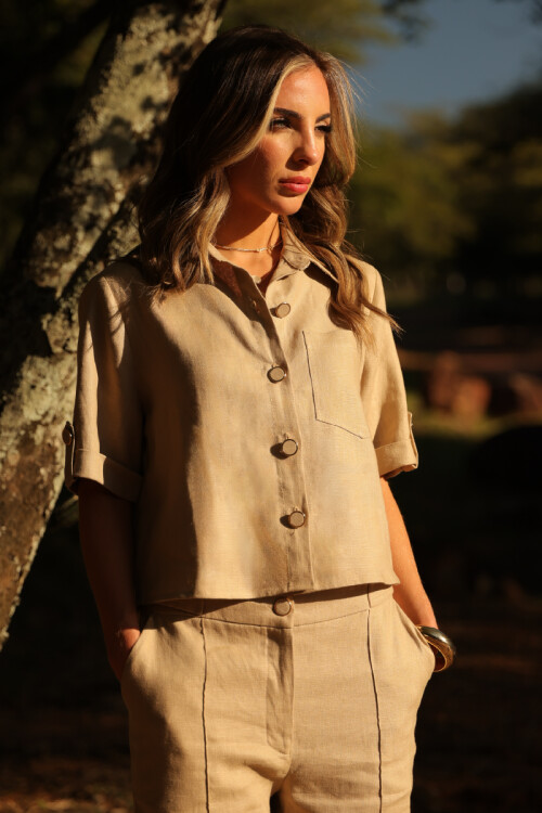CAMISA CROP CON BOLSILLO RUEDO ITALIANO Y CHARRETERA EN MANGA Beige