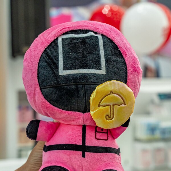 Peluche squid game cuadrado