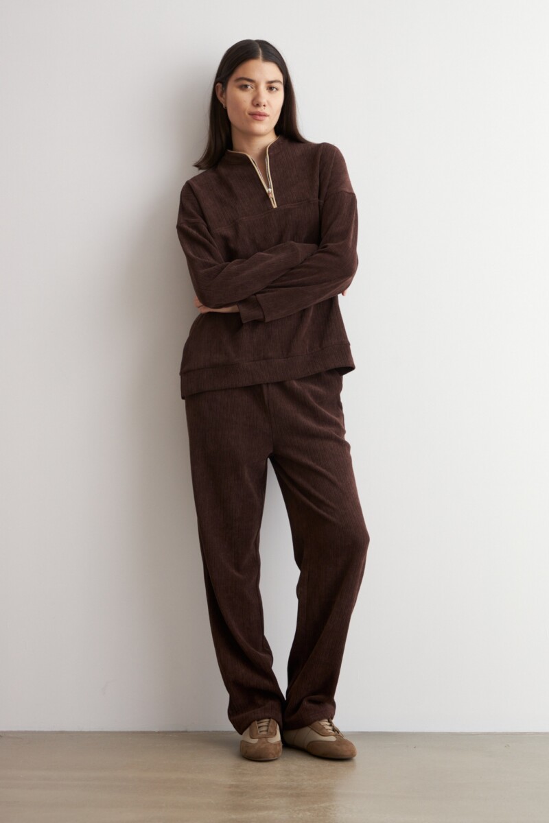 Sweater acanalado con cierre chocolate