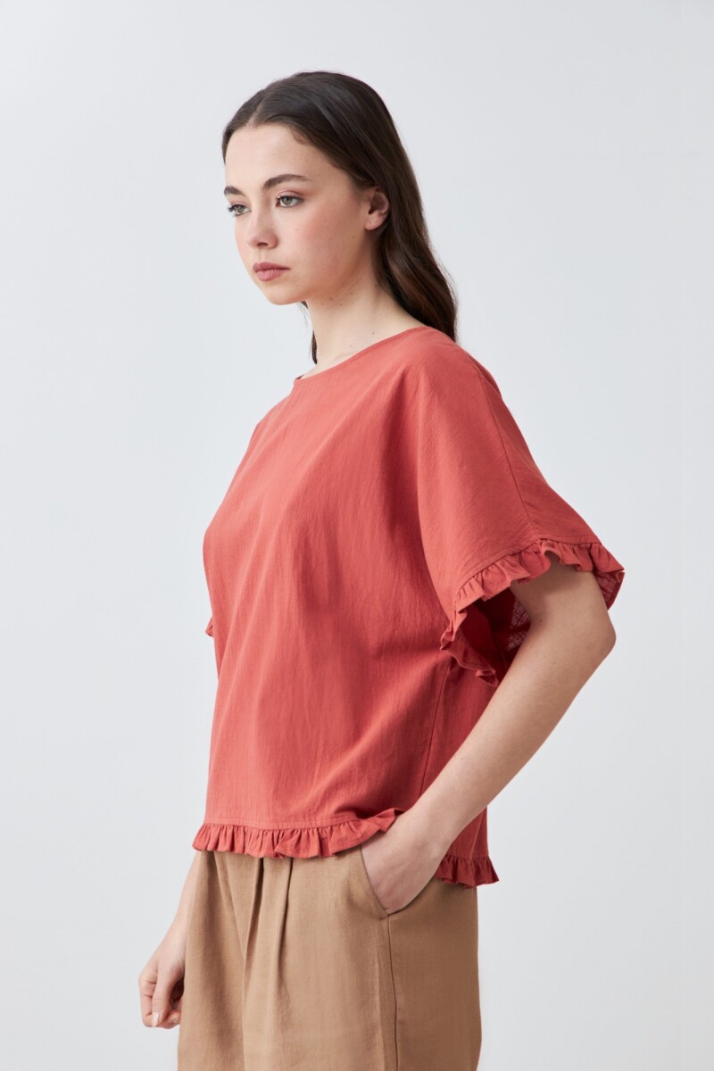 Blusa con volados lacre