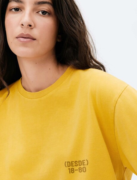 CAMISETA OVERSIZED CON ESTAMPA AMARILLO