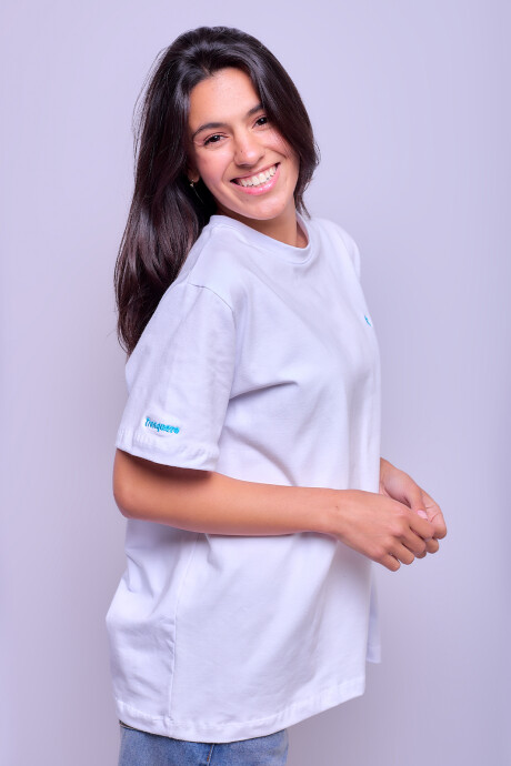Remera Cerdeña Blanca con logo celeste