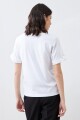 Remera con botón metálico en puños blanco