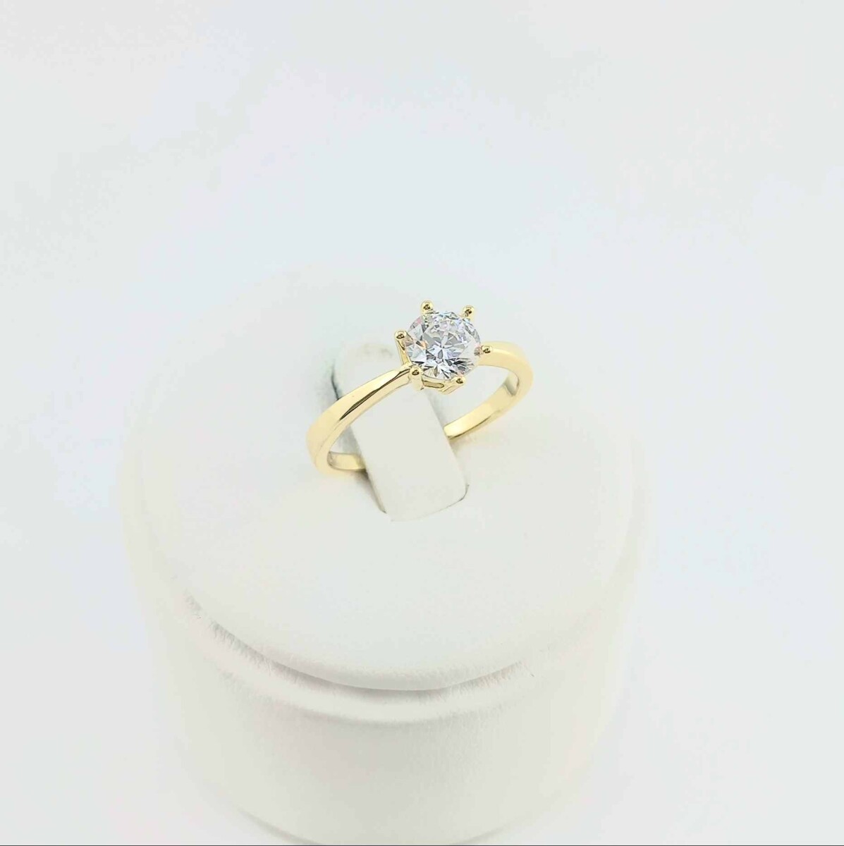 Anillo de Oro 9 k con circonia. Solitario. 