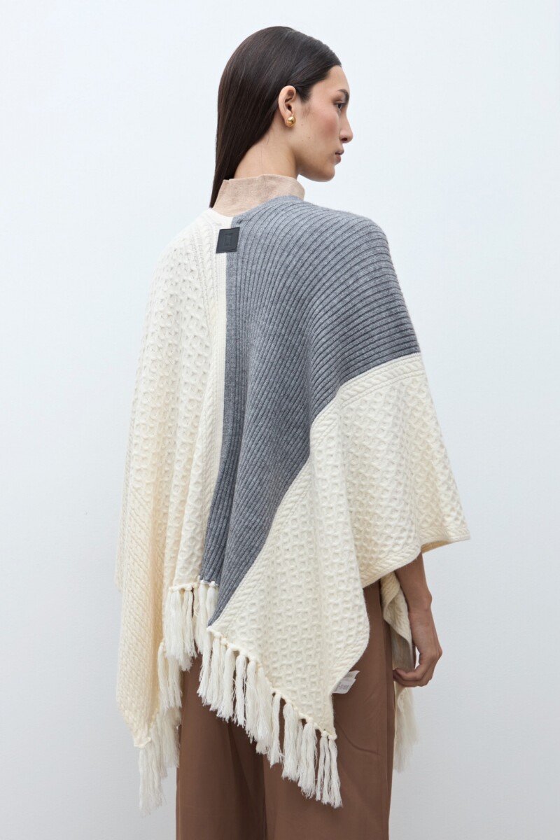 Ruana color block con flecos crudo
