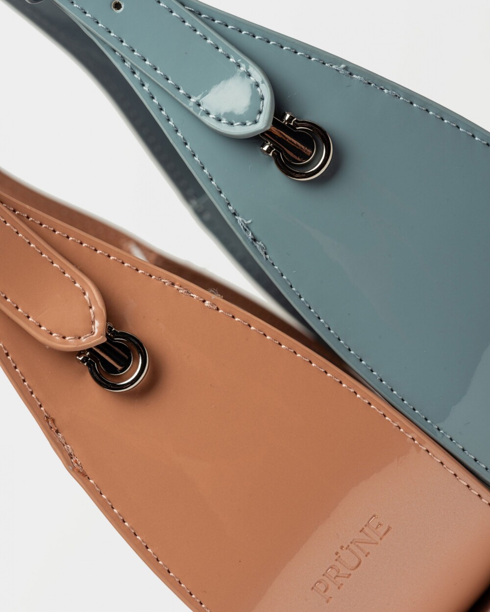 Cartera al hombro Leaf en efecto cuero charol Rosa