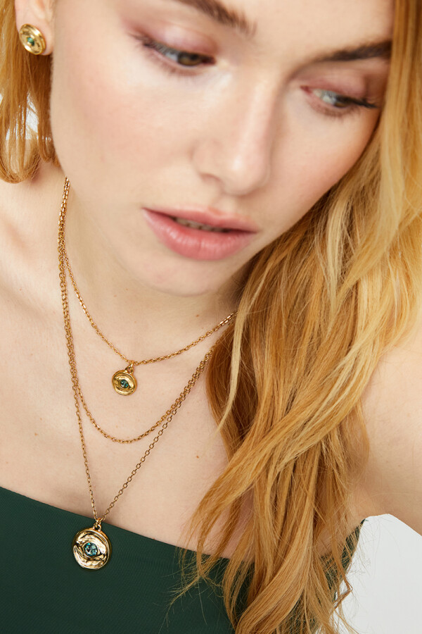 COLLAR TRIPLE EN ALEACIÓN DE METALES BAÑADO EN ORO DE 18K CON 2 CHARMS DE OJO Y CRISTAL FACETADO VERDE Colgante