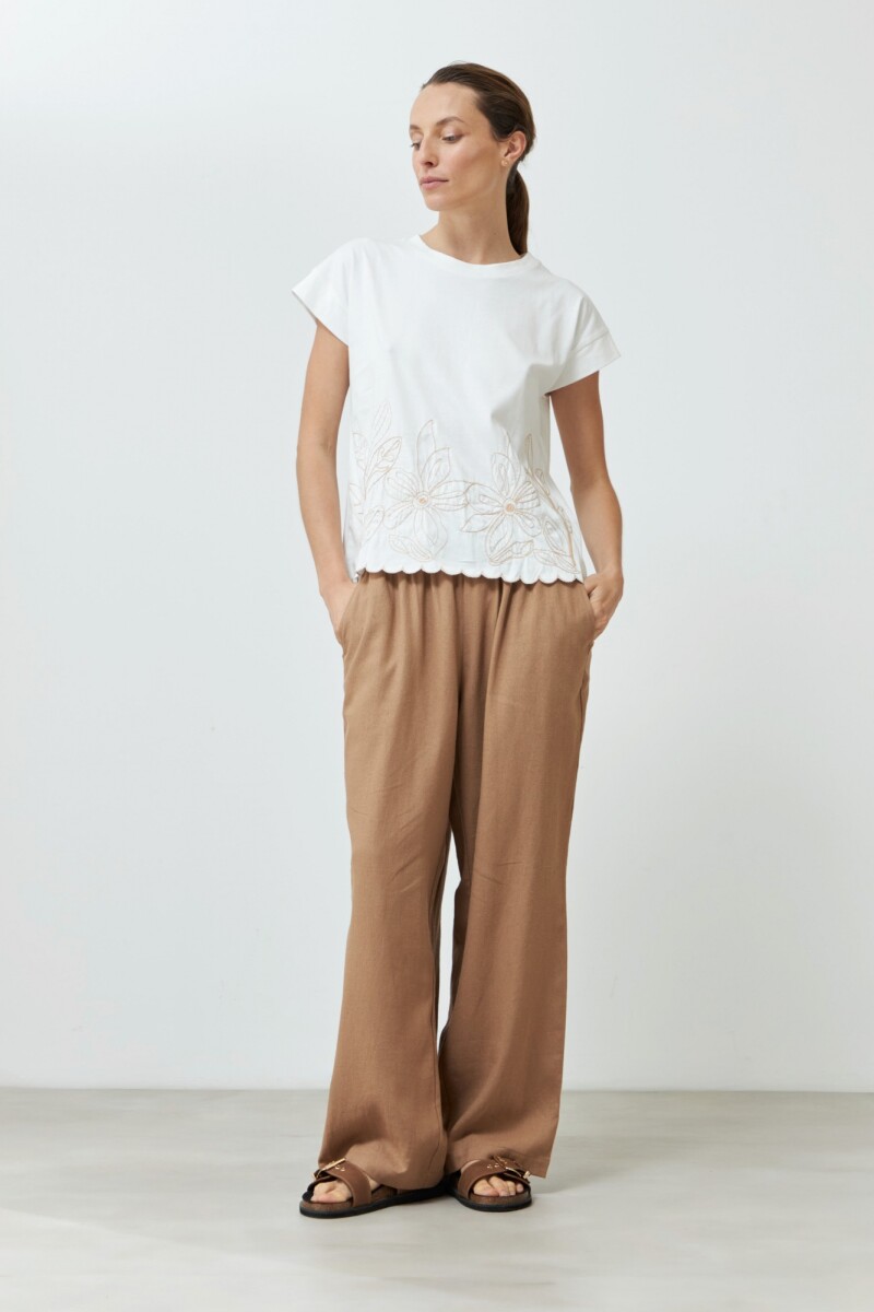 Remera con ruedo bordado crudo