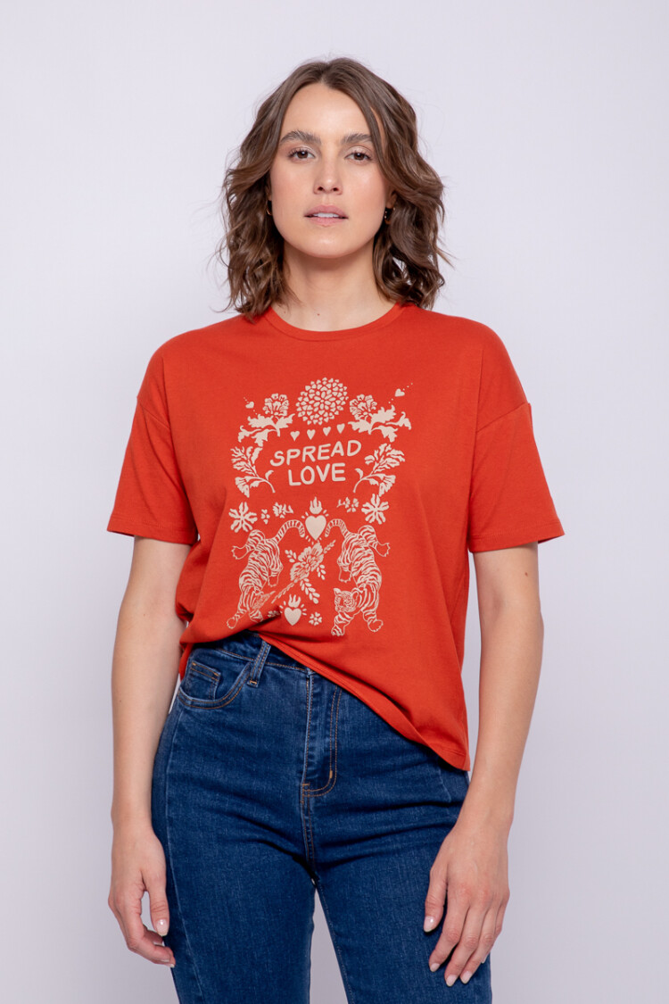 REMERA SPREAD Rojo Paprika