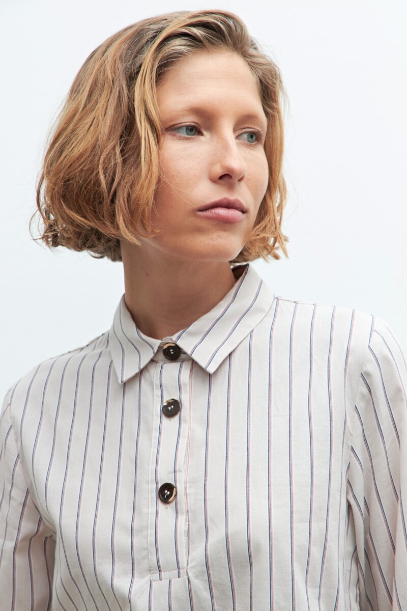 Blusa rayada con cuello camisa beige