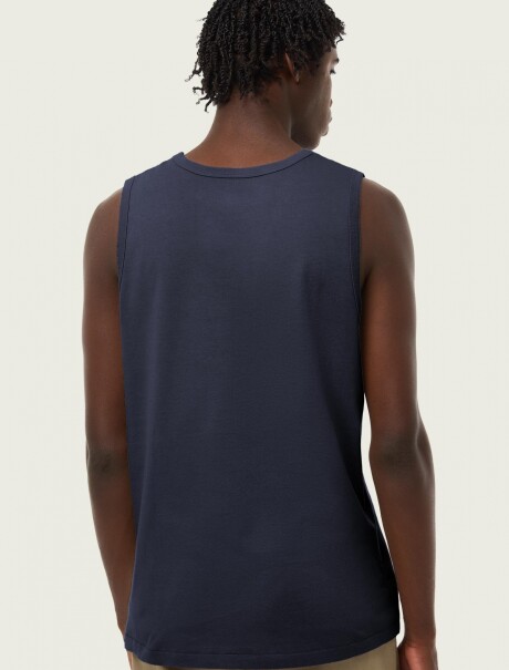 MUSCULOSA BÁSICA CON ESTAMPA AZUL