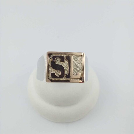 Anillo sello de plata 925 con iniciales y marco en oro bajo. Anillo sello de plata 925 con iniciales y marco en oro bajo.