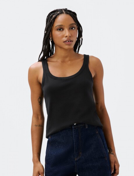 MUSCULOSA CUELLO EN U NEGRO