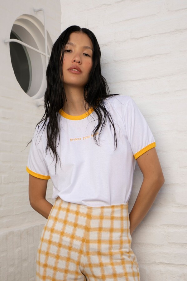 Remera Retro Frase Amarilla