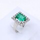 Anillo En Oro Blanco 18K Con Brillantes Y Esmeralda Anillo En Oro Blanco 18K Con Brillantes Y Esmeralda