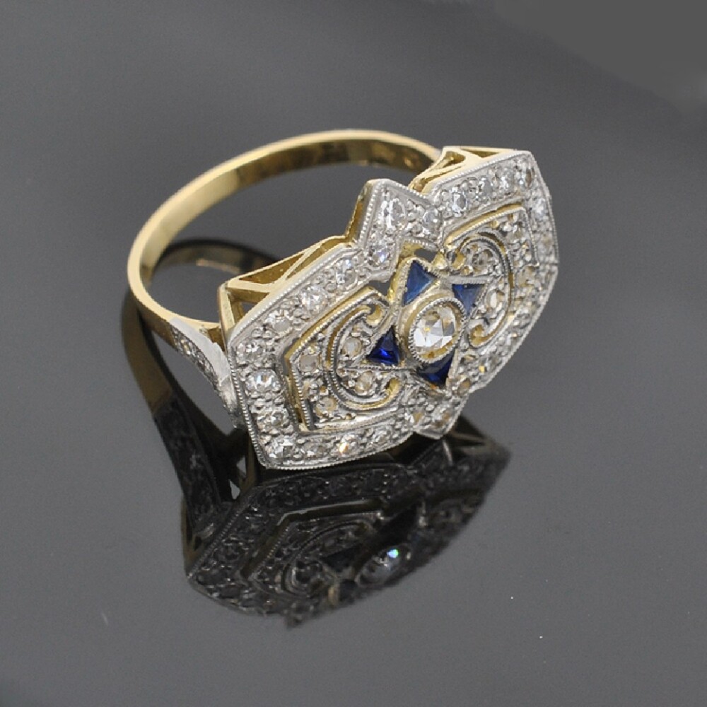 Anillo Estilo Antiguo En Oro 18K, Platino, Diamantes, Brillantes Y Zafiros Sinteticos Anillo Estilo Antiguo En Oro 18K, Platino, Diamantes, Brillantes Y Zafiros Sinteticos