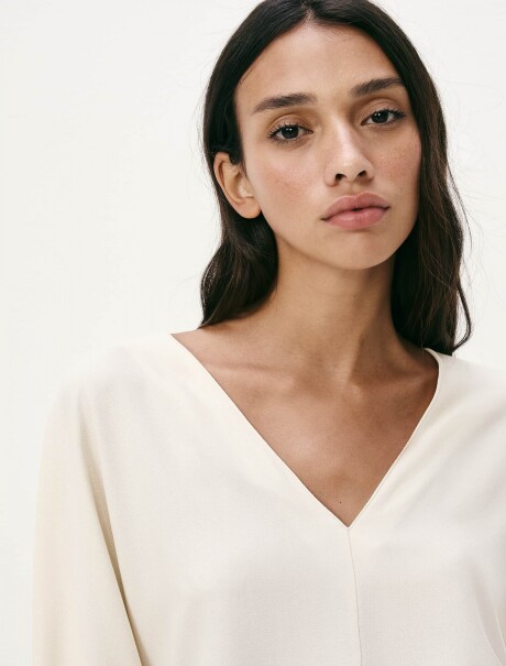 BLUSA CON ESCOTE EN V Y MANGAS 3/4 BEIGE