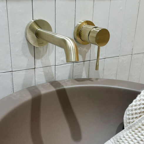 GRIFERIA LAVATORIO PARED CUERPO LABRADO EN ORO CEPILLADO - SERIE SIGNATURE BRONCE